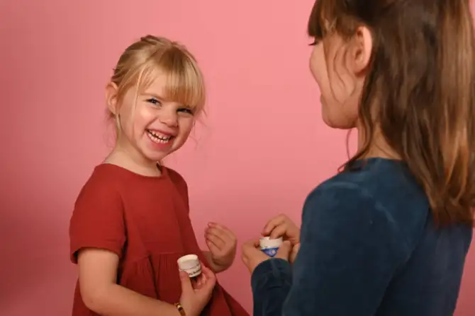Sininen perhonen - muoviton lasten luomiväri - Ivy & Loulou - Image 8
